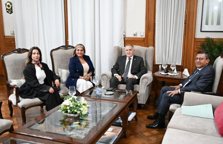 Gobernador Osvaldo Jaldo junto a Gladys Jiménez en Casa de Gobierno