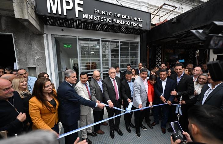 Gobernador Osvaldo Jaldo durante la inauguración de una oficina del Ministerio Público Fiscal en Simoca