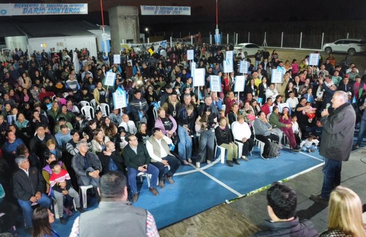 Gobernador Osvaldo Jaldo durante la inauguración del playón deportivo en el CIC de La Favorina, El Naranjito