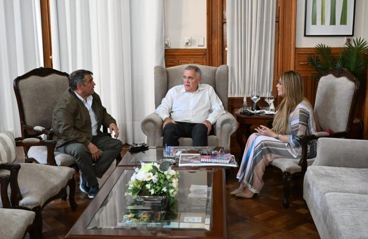 El gobernador Osvaldo Jaldo junto a la intendenta Marta Albarracín y el legislador Carlos Gallia en Casa de Gobierno