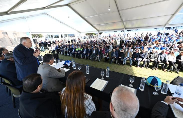 Gobernador Osvaldo Jaldo durante el lanzamiento de la 71ª edición del Gran Premio Batalla de Tucumán en el Hipódromo