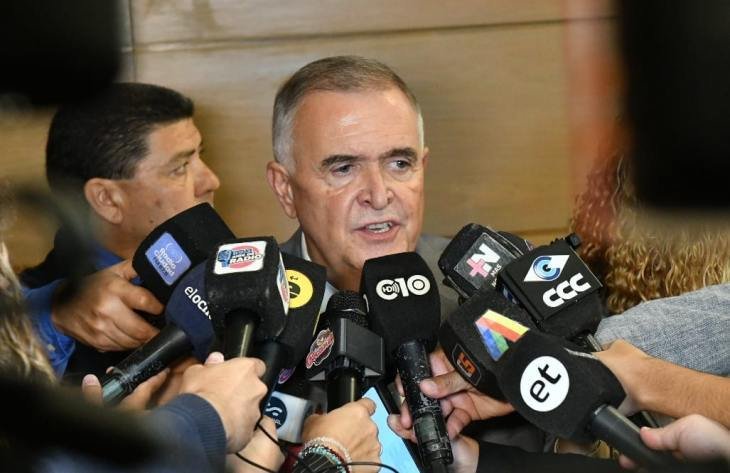 El gobernador Osvaldo Jaldo en una conferencia sobre economía
