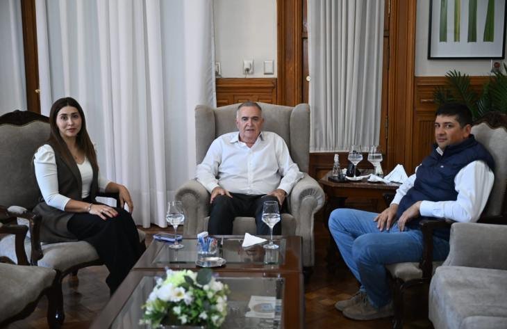 El gobernador Osvaldo Jaldo y la legisladora Maia Martínez durante la reunión en Casa de Gobierno