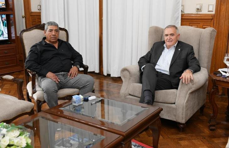El gobernador Osvaldo Jaldo y el secretario de UTA César González durante la reunión en Casa de Gobierno