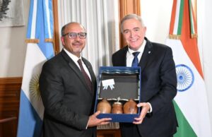El gobernador Osvaldo Jaldo junto al embajador de la India, Ajaneesh Kumar, durante la reunión en Tucumán