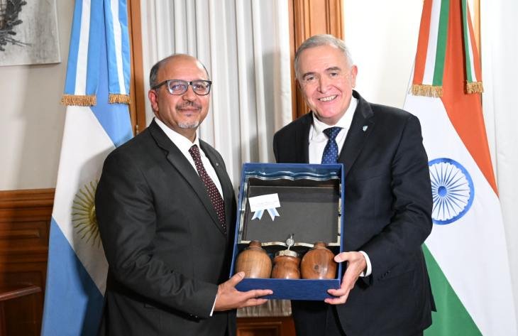El gobernador Osvaldo Jaldo junto al embajador de la India, Ajaneesh Kumar, durante la reunión en Tucumán