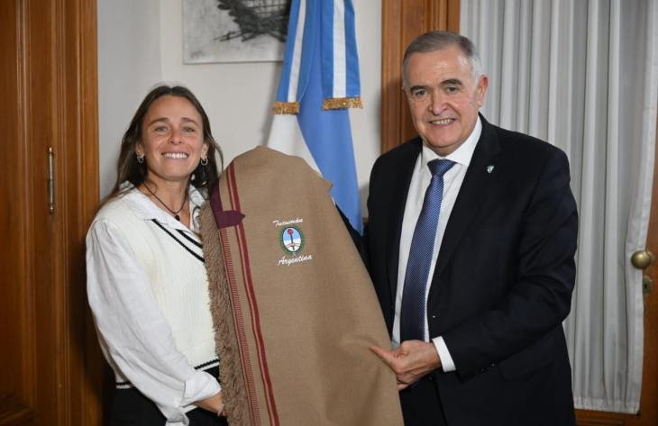 Victoria Sauze junto al gobernador Osvaldo Jaldo durante el encuentro en Casa de Gobierno