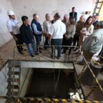 Gobernador Osvaldo Jaldo durante la visita de obra a la Planta Potabilizadora de Agua Muñecas