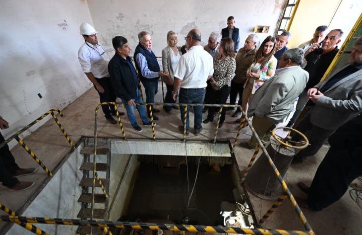 Gobernador Osvaldo Jaldo durante la visita de obra a la Planta Potabilizadora de Agua Muñecas