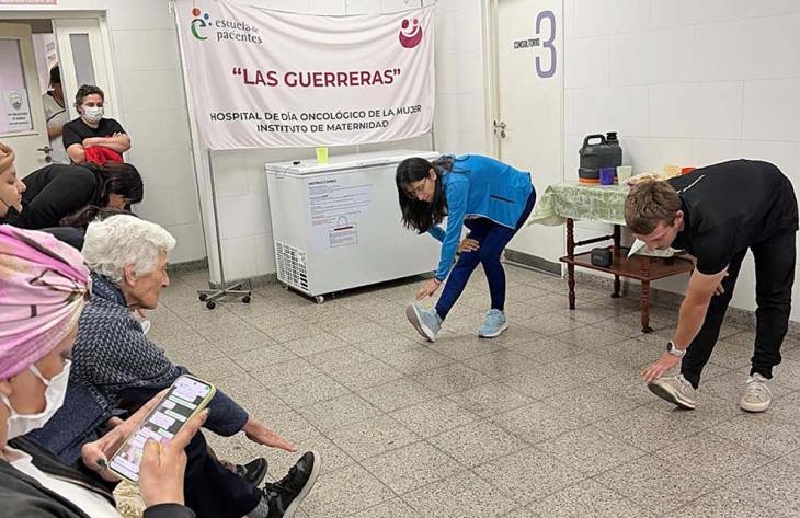 Pacientes y profesionales durante la jornada de la Escuela de Pacientes Las Guerreras en Tucumán