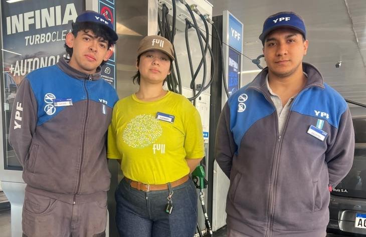 Jóvenes tucumanos durante una jornada de entrenamiento laboral en una estación de servicio