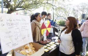 Profesionales de salud y vecinos participan de la Kermés de Salud en la Plaza Sortheix del barrio Terán