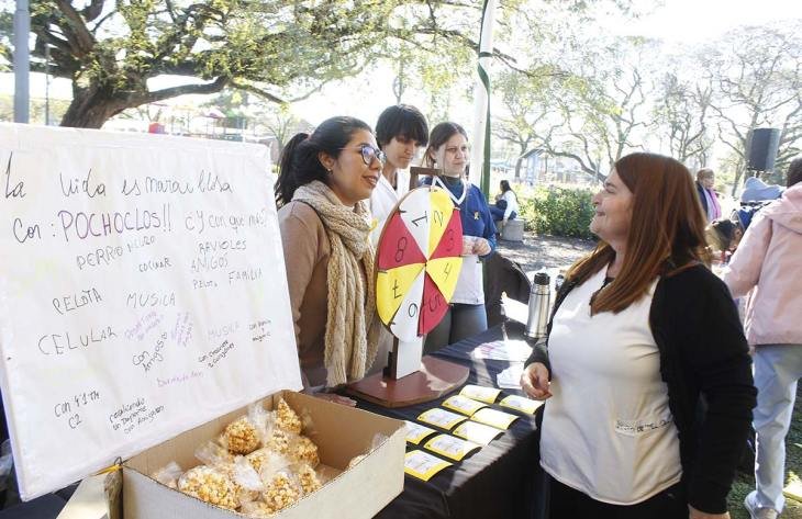 Profesionales de salud y vecinos participan de la Kermés de Salud en la Plaza Sortheix del barrio Terán
