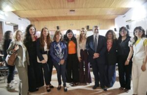 Autoridades educativas durante la presentación de la plataforma virtual en Tucumán