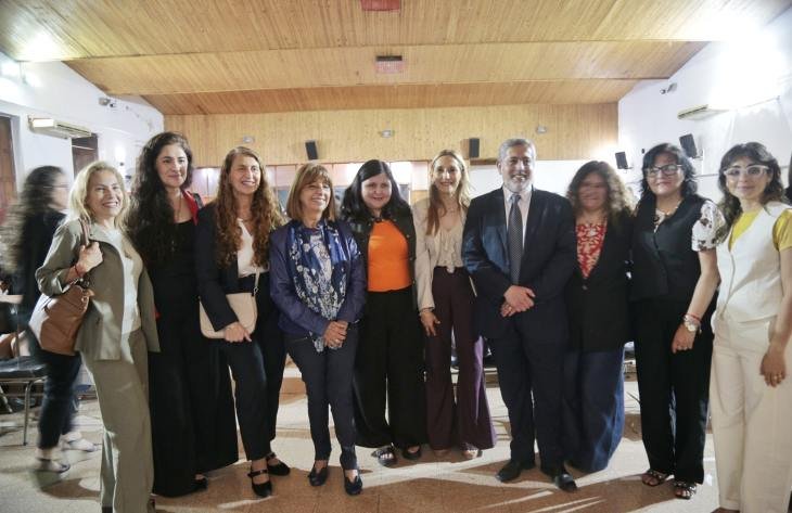 Autoridades educativas durante la presentación de la plataforma virtual en Tucumán