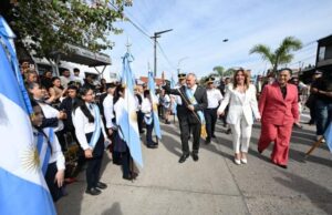 Autoridades y vecinos durante el acto por el 34° aniversario de Las Talitas