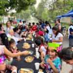 Ministro Federico Masso junto a niños en la Ludoteca Itinerante del barrio Autopista Sur