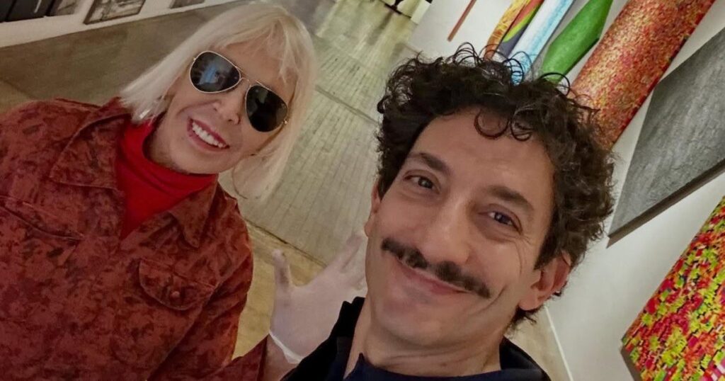 Marta Minujín y Juan Minujín durante la entrega de una estatuilla tipo Óscar en el atelier de la artista