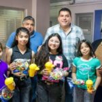 Niños participando de juegos en la jornada de festejos de la DAU