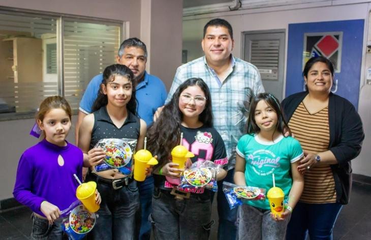 Niños participando de juegos en la jornada de festejos de la DAU