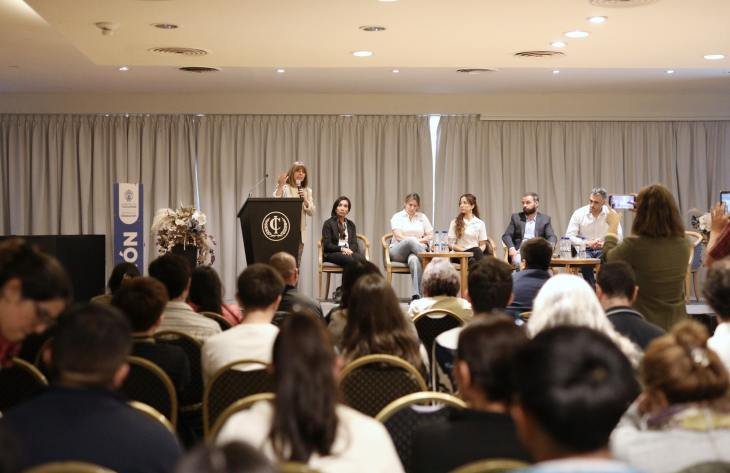 Autoridades educativas y especialistas del INTI durante la jornada de innovación tecnológica en Tucumán