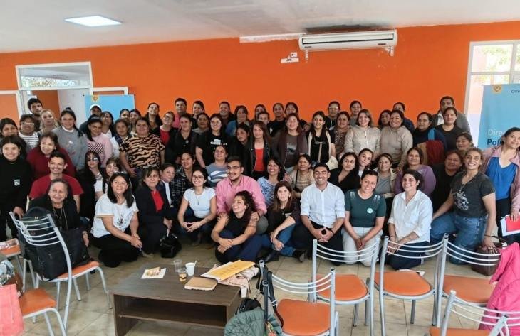 Personal de cocina de escuelas del sur de Tucumán durante la capacitación para obtener el carnet de Manipulador de Alimentos en Aguilares