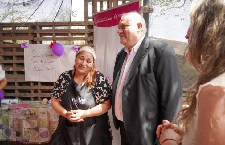 Ministro Federico Masso durante la visita a la cocina comunitaria Amor y Vida en el barrio San Miguel