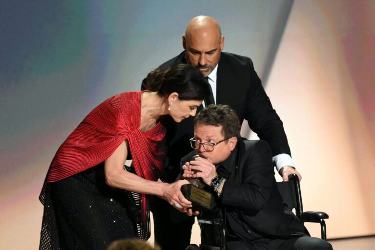 Michael J. Fox en el escenario de los Premios Emmy 2026 recibiendo el Premio Humanitario Bob Hope