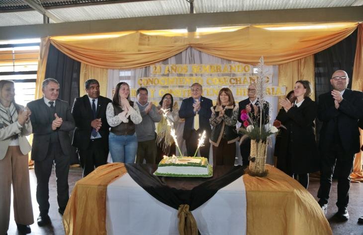 Autoridades y comunidad educativa durante el acto por el 20º aniversario de la Escuela Agrotécnica de Famaillá