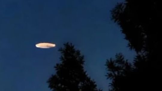 Video de un objeto luminoso no identificado en el cielo de Mendoza