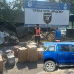 Camioneta Ford Ranger azul detenida en un control policial en Tucumán