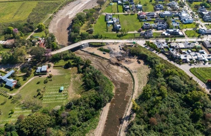 Obras de protección en el río Chirimayo con espigones y gaviones