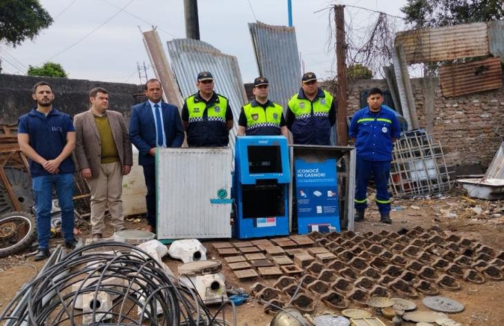 Efectivos policiales y agentes de Comercio Interior inspeccionan un corralón en Tucumán