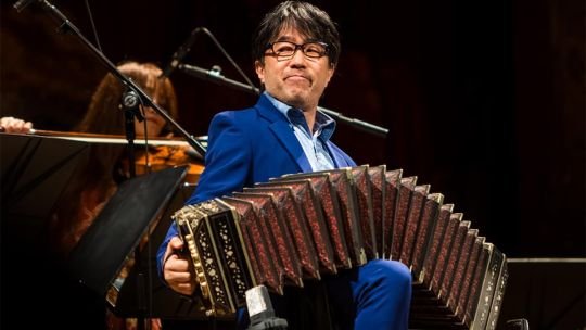 Ryota Komatsu tocando el bandoneón en el Teatro Colón