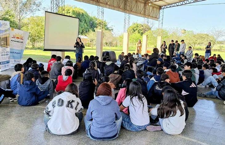 Estudiantes de la Escuela Agrotécnica Juan Mantovani durante la jornada de concientización