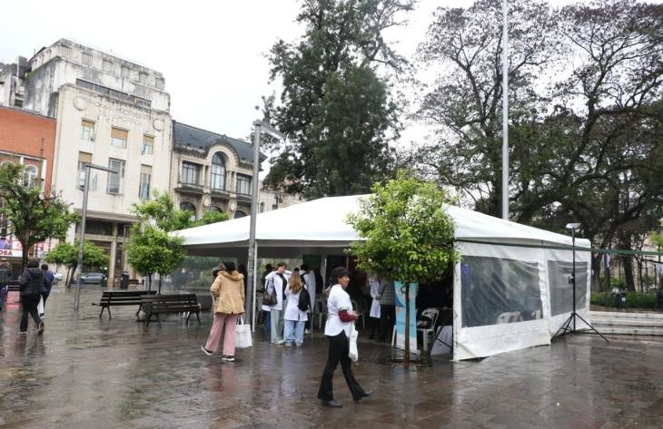 Carpa del Ministerio de Salud Pública de Tucumán en Plaza Independencia para informar sobre la migraña
