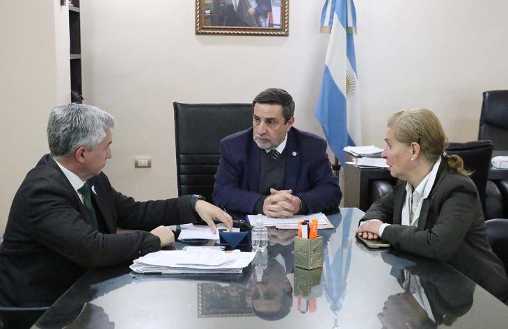 Reunión entre el ministro de Salud Pública, Luis Medina Ruiz, y la subdirectora del Hospital Eva Perón, María Soledad Literas