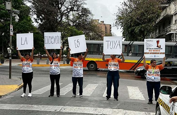 Equipo de la Dirección de Prevención y Promoción para la Salud durante la intervención en General Paz y 9 de Julio