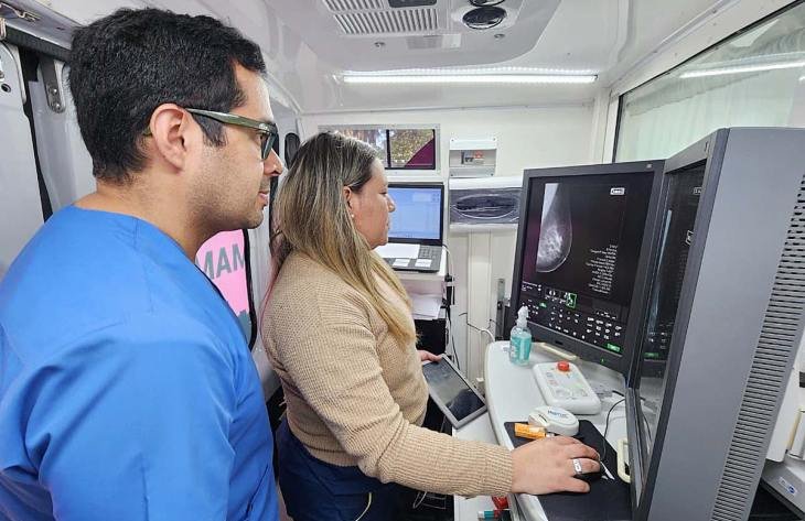 Mamógrafo móvil instalado en la plaza de San Andrés
