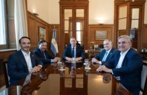 Diego Santilli y Osvaldo Jaldo durante la reunión con gobernadores del Norte en Buenos Aires