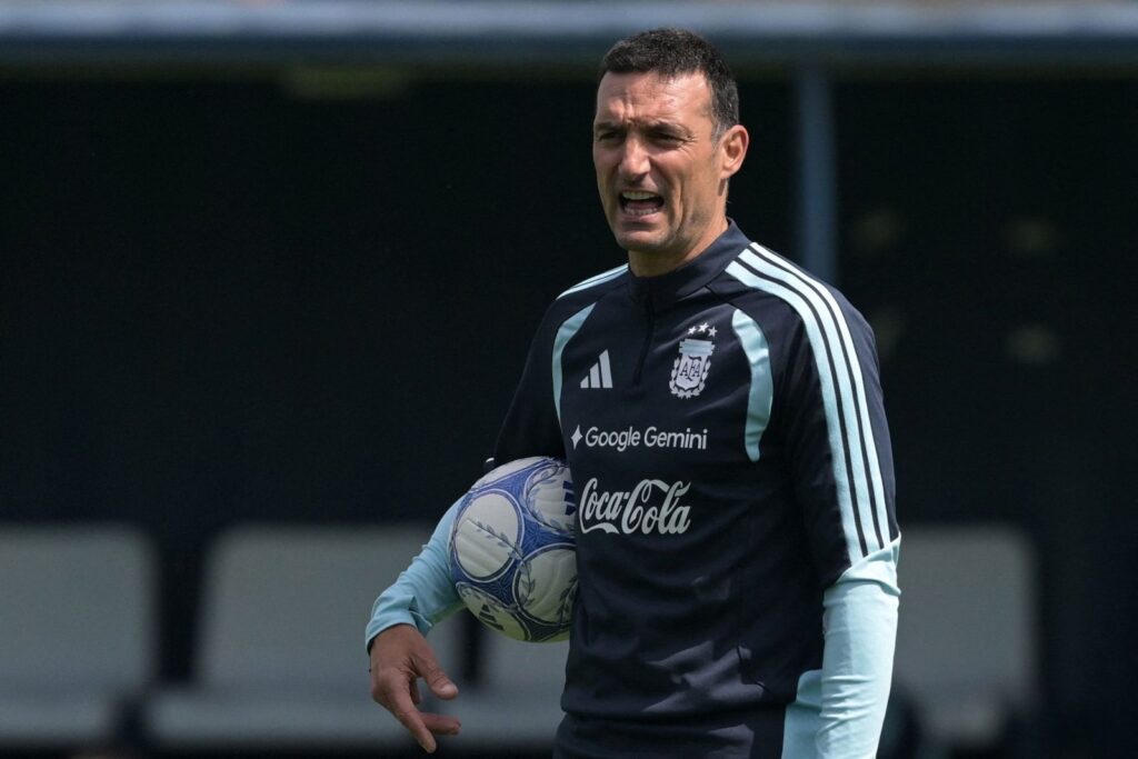 Lionel Scaloni, entrenador de la selección argentina, durante un entrenamiento