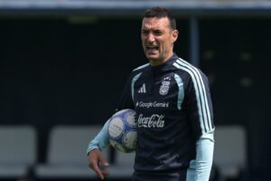 Lionel Scaloni, entrenador de la selección argentina, durante un entrenamiento