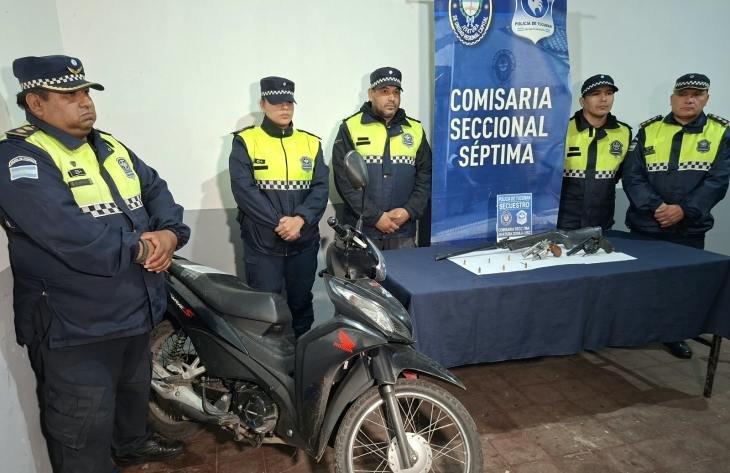 Armas y motocicleta secuestradas en allanamientos