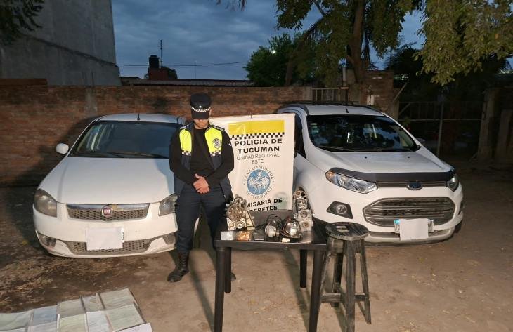 Móvil policial en un allanamiento por estafa en Banda del Río Salí