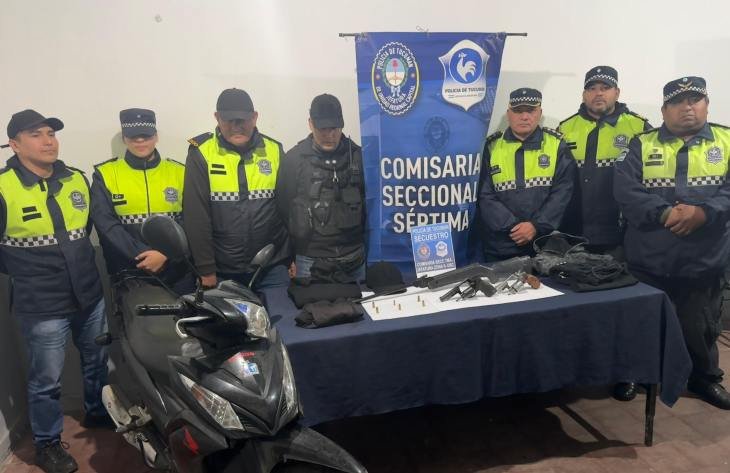 Móvil policial en un operativo de allanamiento en Tucumán