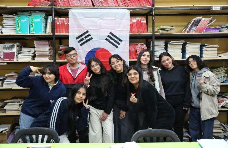 Estudiantes secundarios en clase de coreano en Tucumán