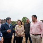 Maquinaria pesada realiza tareas de limpieza y movimiento de sedimentos en el río Salí, a la altura del puente Ingeniero Barros.