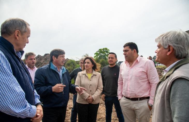 Maquinaria pesada realiza tareas de limpieza y movimiento de sedimentos en el río Salí, a la altura del puente Ingeniero Barros.