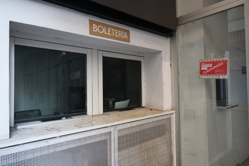 Fachada del Teatro Argentino de Buenos Aires con boletería abandonada y franja roja de clausura