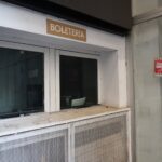 Fachada del Teatro Argentino de Buenos Aires con boletería abandonada y franja roja de clausura